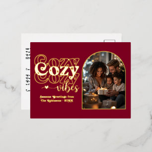 Deep Burgundy und Gold Cosy Vibes Retro Weihnachte Folien Feiertagspostkarte