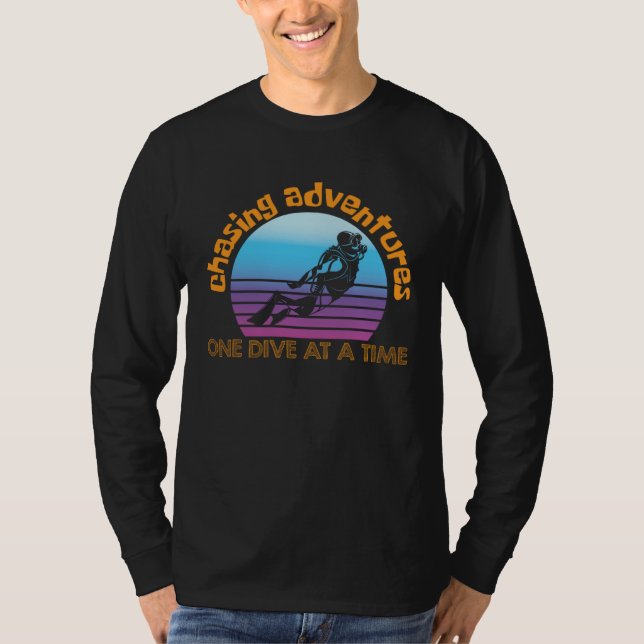Deep Dive One Dive at a Time Chasing Adventures T-Shirt (Vorderseite)