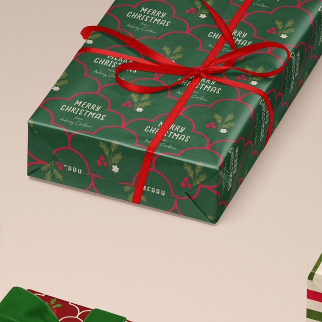 Deep Green und Red Scallop Tile Weihnachtsliebevol Geschenkpapier (Von Creator hochgeladen)