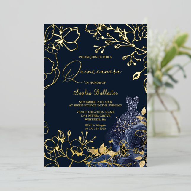 Deep Navy Floral & Dress Quinceanera Gold Blätter Folieneinladung (Stehend vorne)