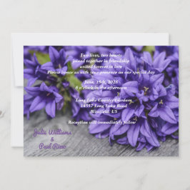 Deep Purple Blumen auf der Hochzeit von Grey Wood Einladung