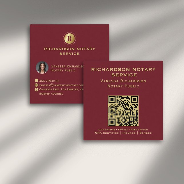 Deep Red Gold Monogram Elegantes Notary QR Foto Quadratische Visitenkarte (Von Creator hochgeladen)