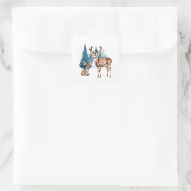 Deer and doe with snowy pine tree quadratischer aufkleber (Tasche)