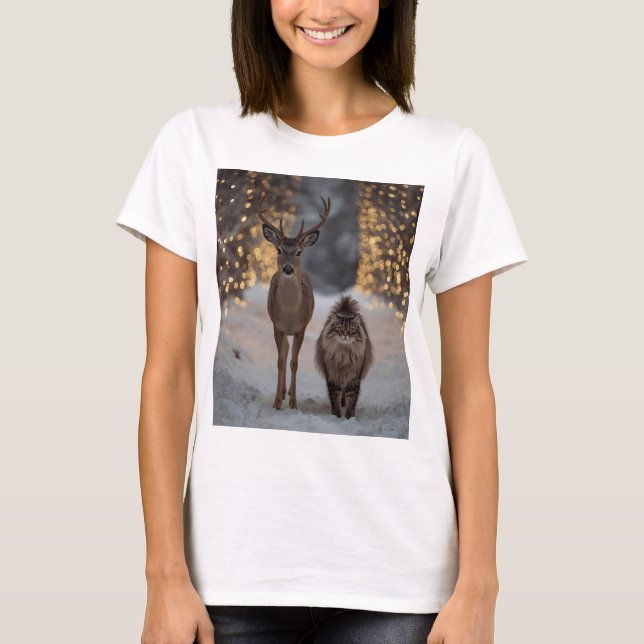 Deer & Fluffy Cat in a Snowy Christmas Forest  T-Shirt (Vorderseite)