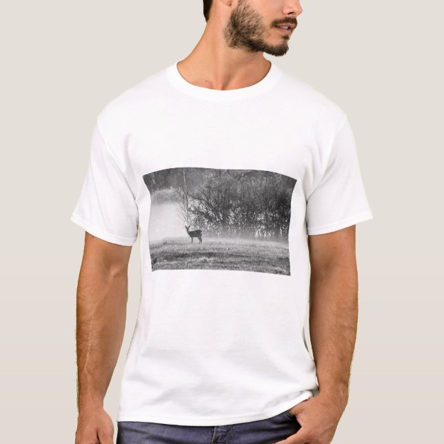Deer in an autumn morning T-Shirt (Vorderseite)