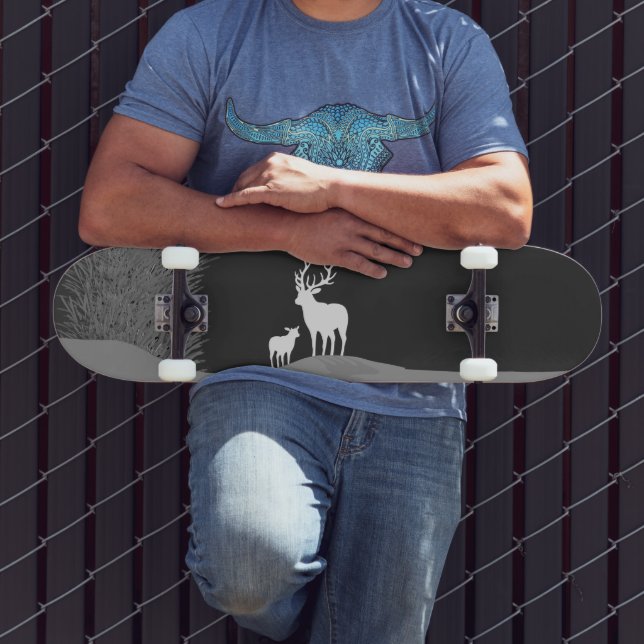 Deer on Moon Lit Hill Skateboard (Außenbereich 3)
