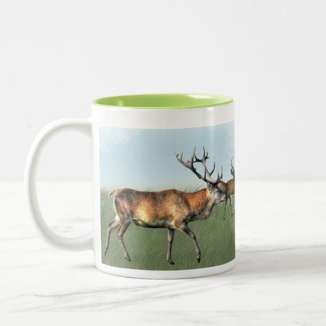 Deer Stag & Herd, Hampshire, England Zweifarbige Tasse (Links)