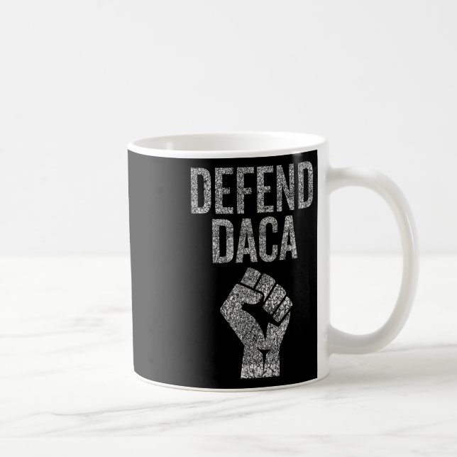 Defend Daca mit Resist Faust Grafik Abgenutzt  Kaffeetasse (Rechts)
