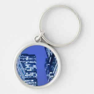 Defocused aufwärts Ansicht der Büro-Gebäudefens Schlüsselanhänger