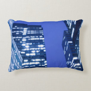 Defocused aufwärts Ansicht der Büro-Gebäudefens Zierkissen