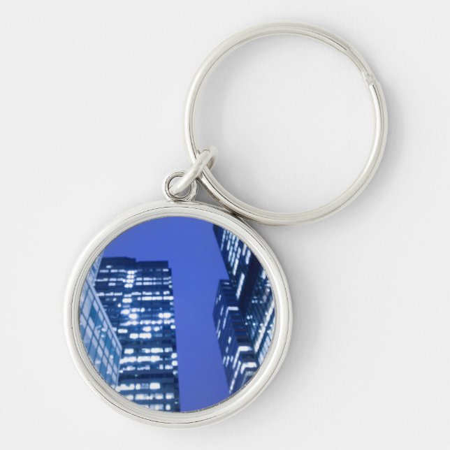 Defocused aufwärts Ansicht der Büro-Gebäudefenster Schlüsselanhänger (Vorne)