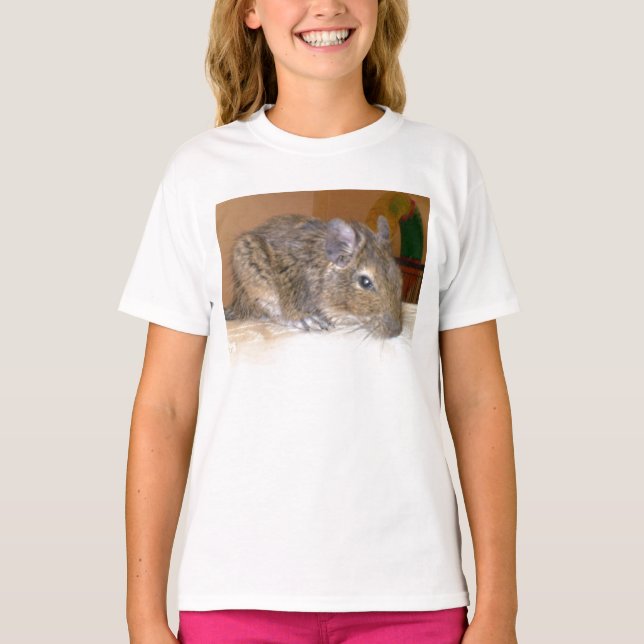 Degu entspannende niedliche Mädchen im Shirt (Vorderseite)