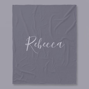 Dein Name   Elegante Lavendelschrift auf nebligem  Fleecedecke