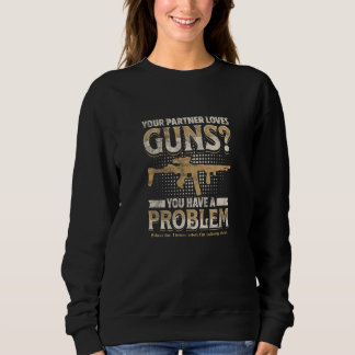 DEIN PARTNER LIEBT WAFFEN Du hast ein Problem  Sweatshirt