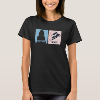 Deine Frau gegen meine Frau Schneemobil-Abenteuer T-Shirt