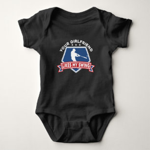 Deine Freundin mag meinen Swing Baseball Player Baby Strampler