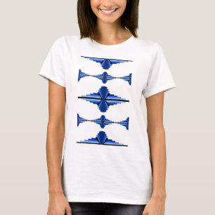 Deko-Elemente in tiefblauem T - Shirt