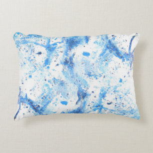Dekor mit blauem Kissen