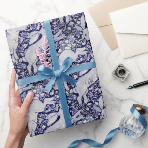 Dekoration aus weißen und blauen Kaninchen Cobalt  Geschenkpapier