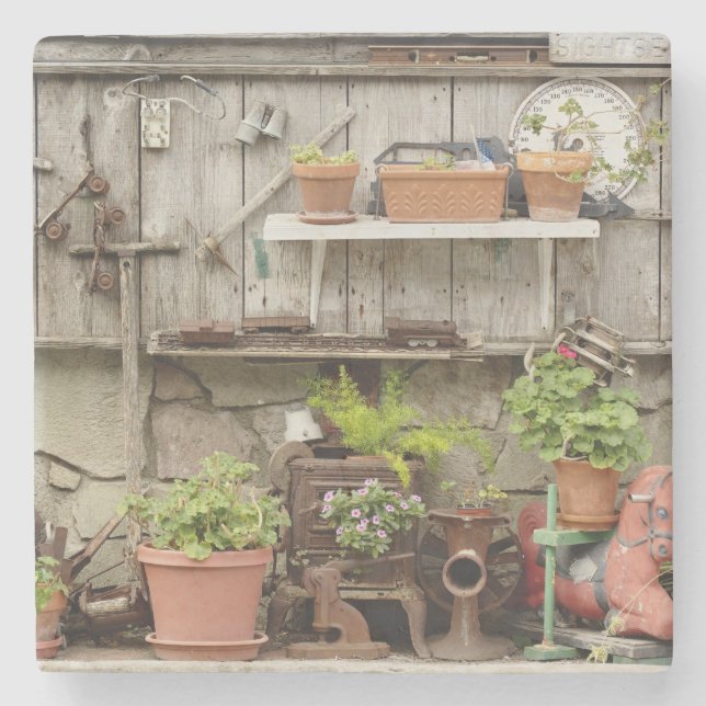 Dekorationen auf Holzzaun, Steinuntersetzer (Vorderseite)