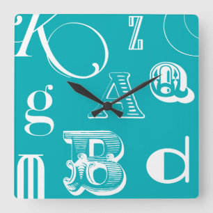 Dekorative Buchstaben auf blauem Hintergrund Quadratische Wanduhr