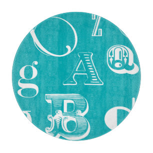 Dekorative Buchstaben auf blauem Hintergrund Schneidebrett