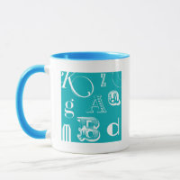Dekorative Buchstaben auf blauem Hintergrund