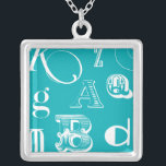 Dekorative Buchstaben auf blauem Hintergrund Versilberte Kette<br><div class="desc">Eine echte Alphabet-Suppe erwartet Sie beim Kauf dieses Ausdrucks dekorativer Buchstaben auf blauem Hintergrund. Das Vision Studio ist eine großartige Ergänzung zu einem Kinderzimmer oder einem Spielzimmer. Bestellen Sie noch heute einen Ausdruck!</div>