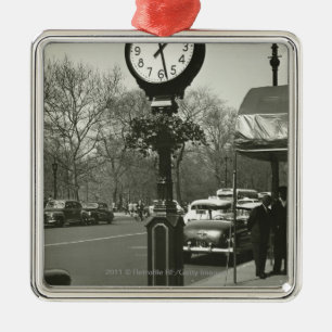 Dekorative Hintergrundleute der Straßenuhr zwei Silbernes Ornament