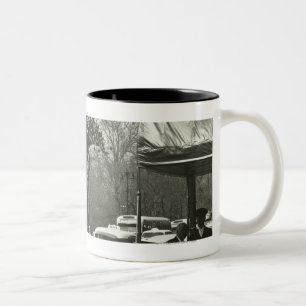 Dekorative Hintergrundleute der Straßenuhr zwei Zweifarbige Tasse