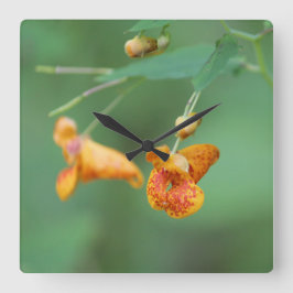 Dekorative Orange Wildblume Quadratische Wanduhr