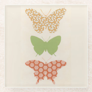 Dekorative Schmetterlingsmuster auf Cremehintergru Glasuntersetzer