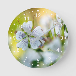 Dekorative weiße Geranienblüten-Soft-Bokeh-Foto Runde Wanduhr