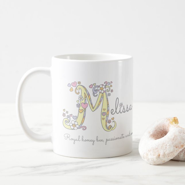Dekorativer Name Melissa-Buchstaben M mit der Tasse (Mit Donut)