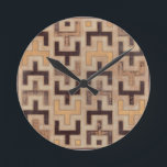 Dekoratives afrikanisches Mudcloth-Muster Runde Wanduhr<br><div class="desc">Dekoratives afrikanisches Schlammtuchmuster von Norman Wyatt Jr. mit geometrischen Formen,  die scheinbar zusammenpassen. Fans von Tetris oder geometrischen Formen sollten diesen Kauf heute tätigen!</div>