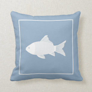 Dekoratives Kissen mit weißem Fisch auf blau