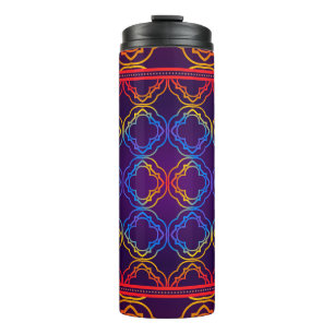 Dekoratives Ornament mit geometrischer Dekoration. Thermosbecher