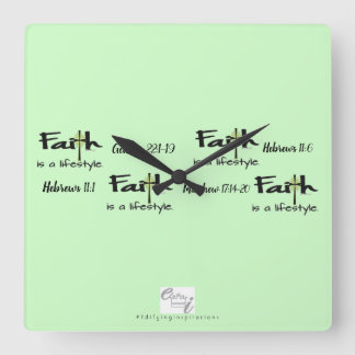 Dekorierbare Inspiration: "Glaube ist ein Lebensst Quadratische Wanduhr