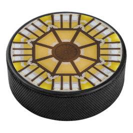 Dekorierte Decke am Bahnhof Tokio Eishockey Puck