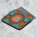 Dekorierte Elefanten - Laptop-Sieb Laptopschutzhülle<br><div class="desc">Schützen Sie Ihren Laptop unterwegs mit diesem verführerischen Ärmeldesign mit Elephant und ihrem Baby,  das mit einem farbenfrohen Kreismuster geschmückt ist. Mit dem anpassbaren Text können Sie Schriftart ändern,  Textfarben und -größen nach Ihren Wünschen ändern. Personalisieren Sie sich selbst oder machen Sie ein großartiges Geschenk.</div>