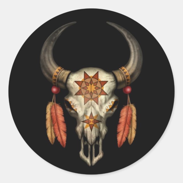 Dekorierter Ur-Bull-Schädel mit Federn auf Schwarz Runder Aufkleber (Vorderseite)