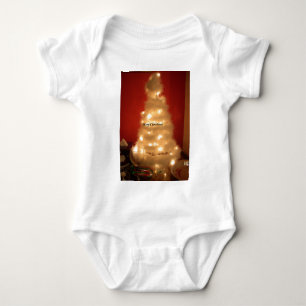 Dekorierter weißer Weihnachtsbaum Baby Strampler
