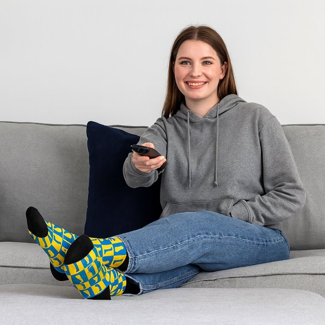 Delaware Blau-Gold-Schachbrettmuster Socken (A pair of socks with a pattern featuring Delaware in blue and gold)