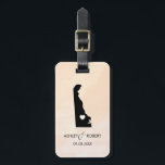 Delaware Map Wedding Luggage Tag, Name des Paares Gepäckanhänger<br><div class="desc">Diese Staat Gepäckanhänger machen die perfekte Hochzeitsgeschenktafel oder Begrüßungstags. Krawatte es auf Ihr Geschenk anstelle eines typischen Papiergeschenketiketts,  und sie können es für Monate und Jahre verwenden. Tags haben einen pfirsichfarbenen Aquarell-Hintergrund. Um das Herz an der Hochzeitsstelle zu platzieren,  verwenden Sie die Option "Weiter anpassen".</div>