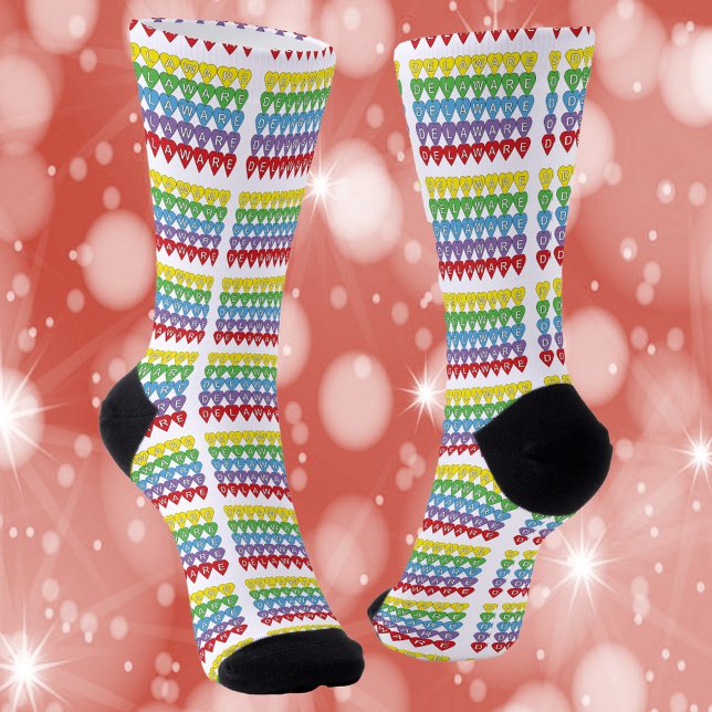 Delaware US Staat Hearts Pattern Socken (Socks that have a pattern of yellow, green, blue, purple and red hearts that say Delaware.)