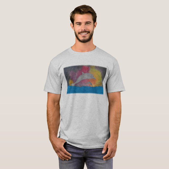 Delfine gegen einen galaktischen Himmel T-Shirt (Vorne ganz)