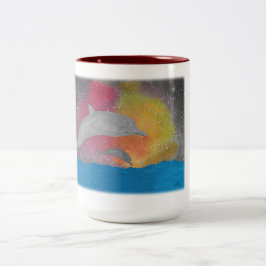 Delfine gegen einen galaktischen Himmel Zweifarbige Tasse