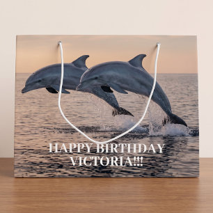 Delfine springen über den Geburtstag des Ozean-Mäd Große Geschenktüte