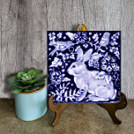 Delft Blue Bunny Rabbit Bird Dedham Elegante Rusti Fliese<br><div class="desc">Mein original blau-weißes Kaninchen- und Vogeldesign wurde mit Keramik-Unterglasuren bemalt und auf einer Kachel gebrannt. Ein Kaninchen und Vögel sind umgeben von stilisierten Blume, Blätter und Weinreben, die von alten asiatischen Chinoiserie, Delft und Dedham Töpfereien inspiriert sind. Das Hotel ist für Kaninchen- und Tierliebhaber gleichermaßen geeignet und passt sich natürlich...</div>