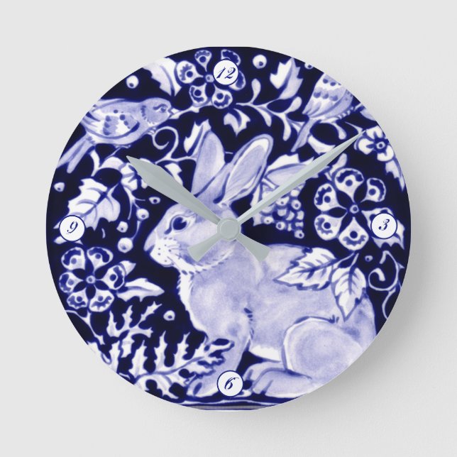 Delft Blue White Bunny Rabbit Birds Dedham Elegant Runde Wanduhr (Vorderseite)